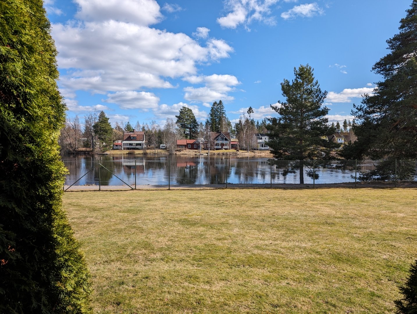 Utsikt över Västerdalälven från Flottarens trädgård en sommardag.